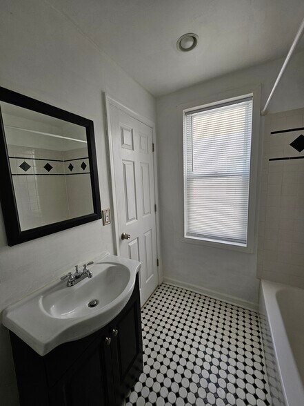 Building Photo - 926 Belmont Ave