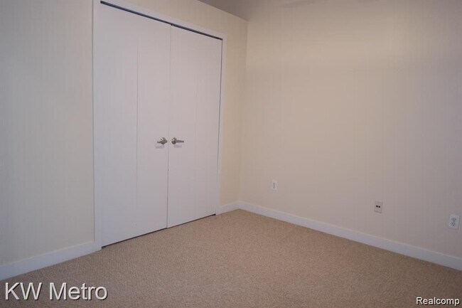 Building Photo - 350 N Main St