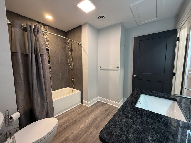 Building Photo - 313 E Bernard Ave