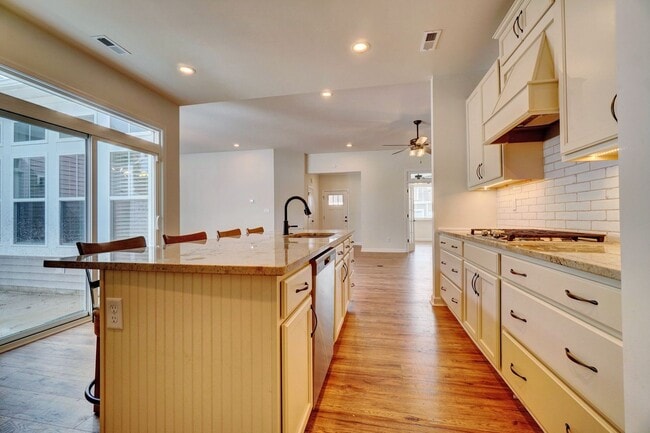 Building Photo - 4 bedroom condo in Suffolk