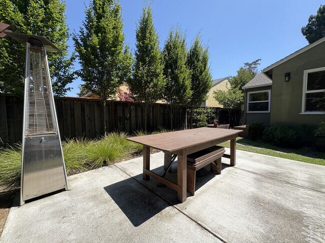 Building Photo - Beautiful 4BD/2BA Menlo Park Home with Lar...