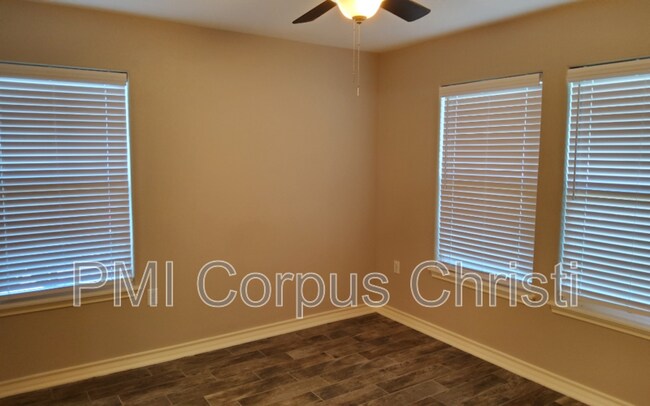Building Photo - 2934 Carver Dr