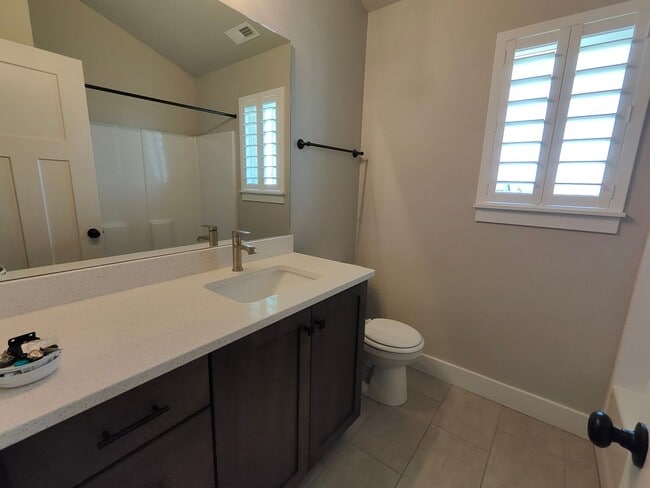 Building Photo - Spacious 4 bed/2.5 bath Home!