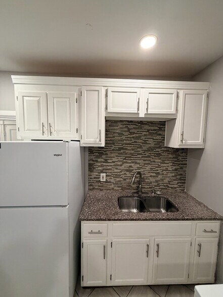 Building Photo - 748 E 28th St