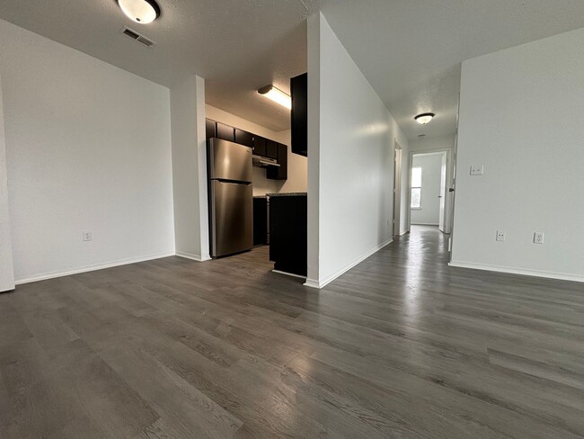 Building Photo - Remodeled 2 bedroom 2 full bathroom availa...