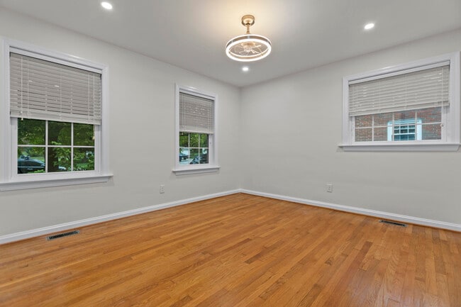 Building Photo - 549 Claymont Dr