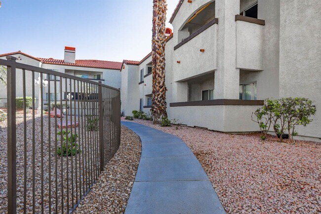 Building Photo - Beautifully Updated 2 Bed and 2 Bath Hende...