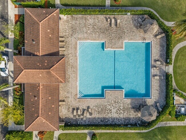 Building Photo - Stunning lakefront townhouse in gated Homestead community.