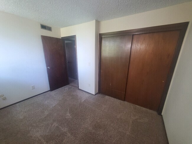 Building Photo - 3146 Lakeside Dr