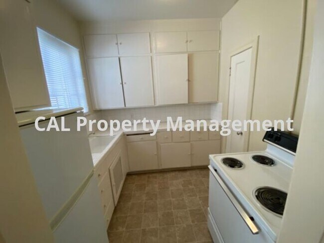 Building Photo - Upper level 1-bedroom apartment near downt...