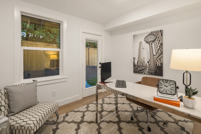 Building Photo - 4Bd/2.5Ba Bellevue House