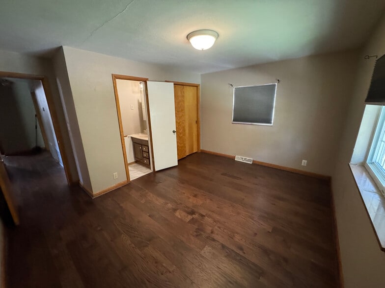 Building Photo - 822 Sutherland Dr
