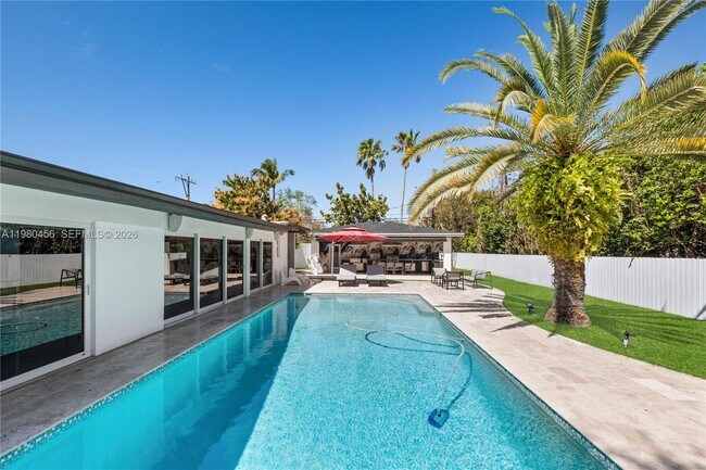 Building Photo - 12401 SW 72nd Ave