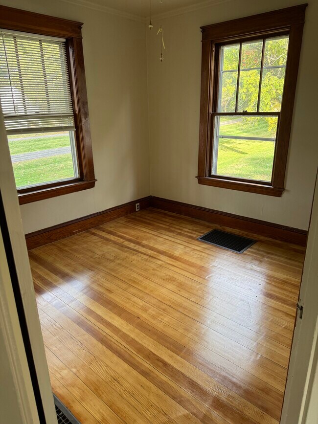 Building Photo - 619 Riverside Dr