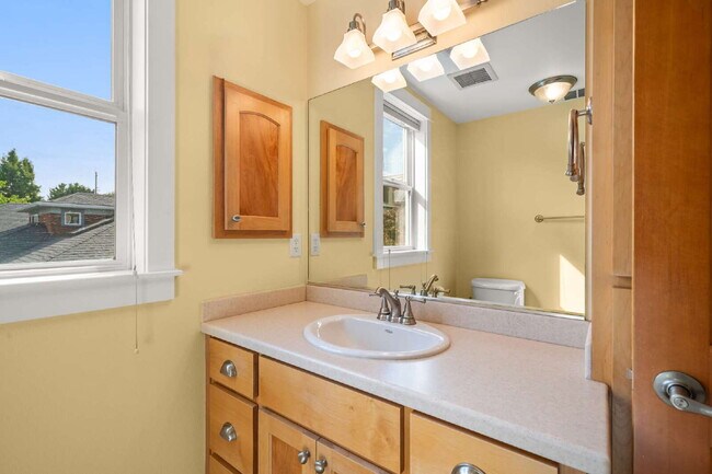 Building Photo - 913 Plum Ridge Dr