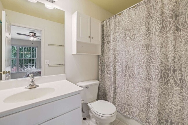 Building Photo - Spacious, Private AND Convenient 2-Level C...