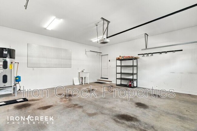 Building Photo - 17 Woodbridge Park Dr