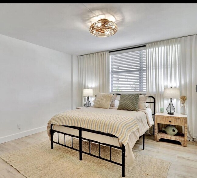 Building Photo - 1050 Hillsboro Mile
