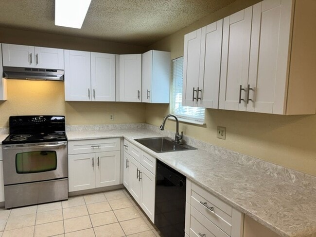 Building Photo - Beautifully updated, 3 bed 2 bath home in Moore, ready for move in! New granite, paint and fixtures!