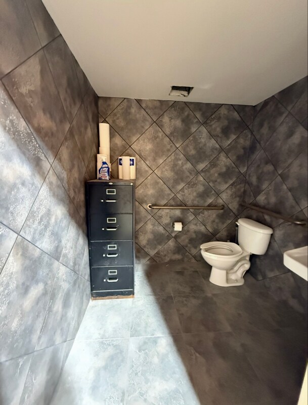 Building Photo - 434 NE 3rd Ave