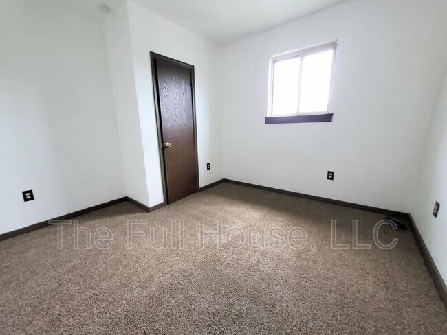 Building Photo - 705 Lorenz Ave