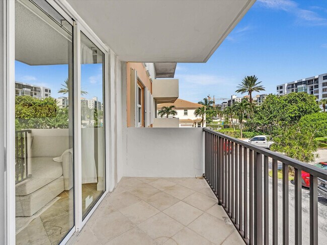 Building Photo - 1150 Hillsboro Mile