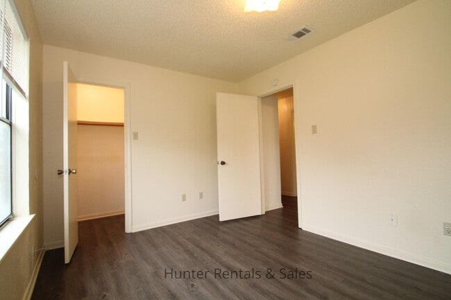 Building Photo - Two-Story Delight!