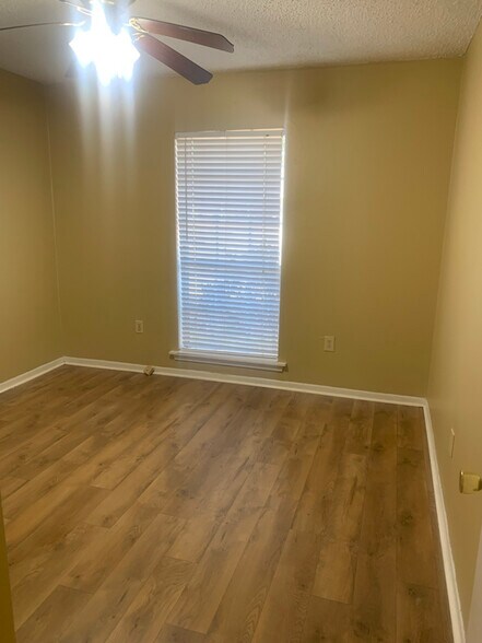 Building Photo - 16912 Dahlgren Ave