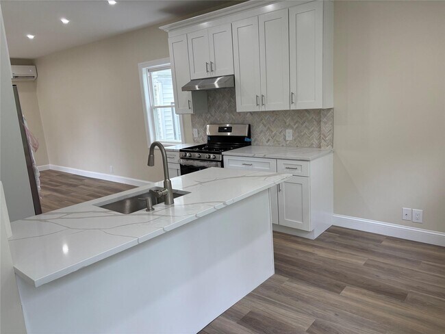 Building Photo - 74 Rossmore Ave