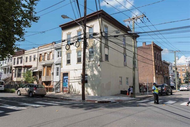 Building Photo - 76 Bowers St