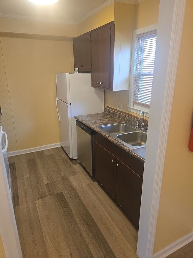 Building Photo - 2 Bed 1.5 bath townhouse