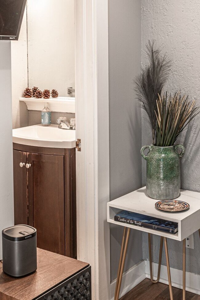 Building Photo - 1515 1/2 S Carson Ave