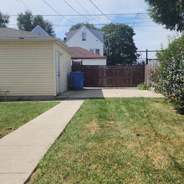 Building Photo - 5234 S Homan Ave