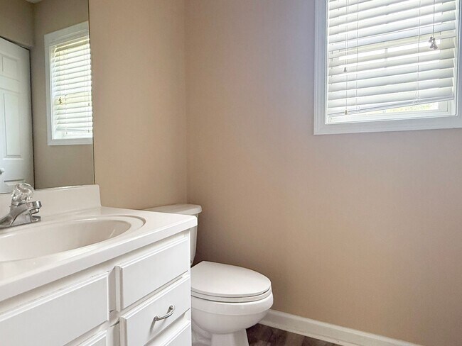 Building Photo - Pet-Friendly 3-Bedroom Home with Garage, Screened-In Porch & Spacious Bedrooms