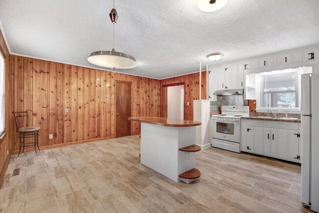 Building Photo - 3 BR, 1.5 BA Brick Ranch in Goldsboro
