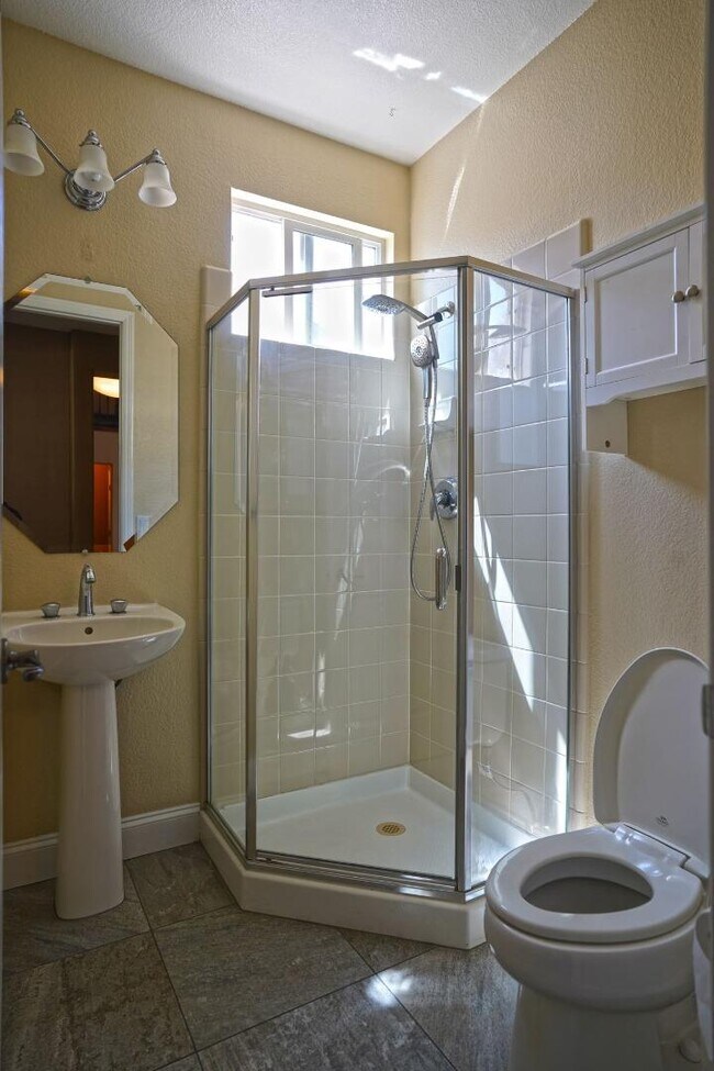 Building Photo - 1074 Vineyard Dr