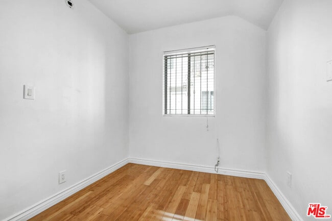 Building Photo - 817 N Hudson Ave