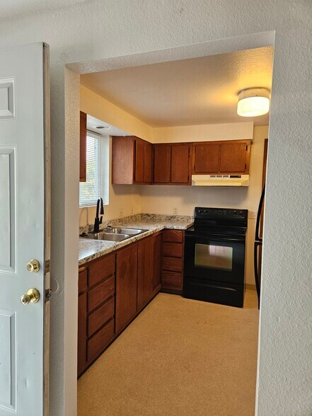 Kitchen has new countertops - 452 N Van Buren St