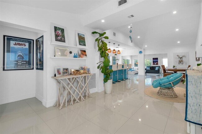 Building Photo - 1571 Normandy Dr