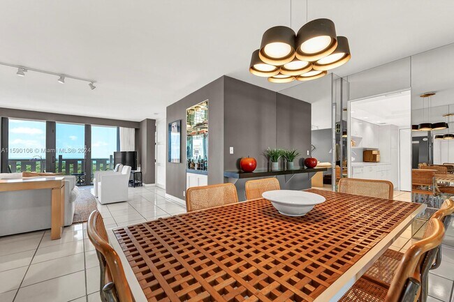 Building Photo - 1121 Crandon Blvd