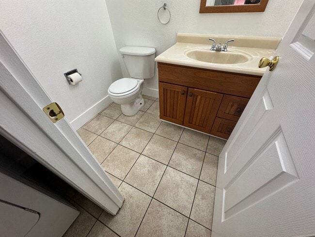 Building Photo - 2 bedroom 1.5 bathroom with large garage in Sparks. Washer and Dryer included!