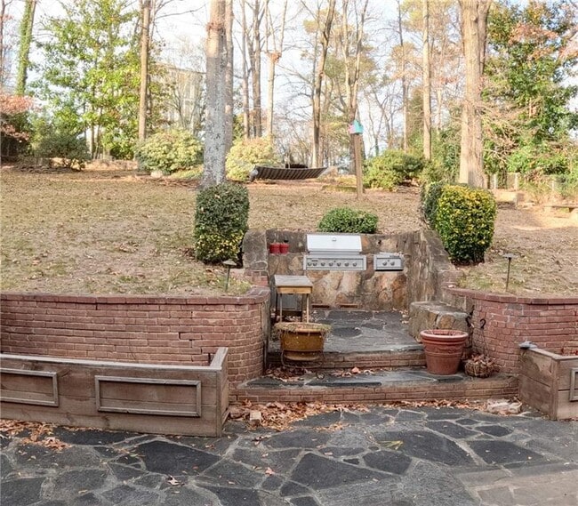 Building Photo - 998 Ferncliff Rd NE