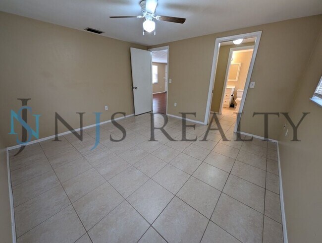 Building Photo - Spacious 2 bedroom home with INDOOR LAUNDRY, a FULL garage, and fenced in yard!!