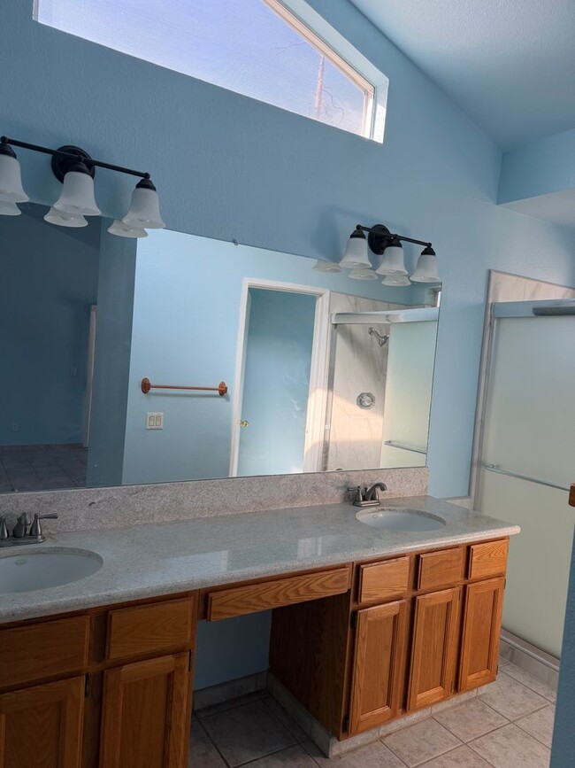 Building Photo - Spacious 3-Bed, 2-Bath One-Story Home in Sacramento!