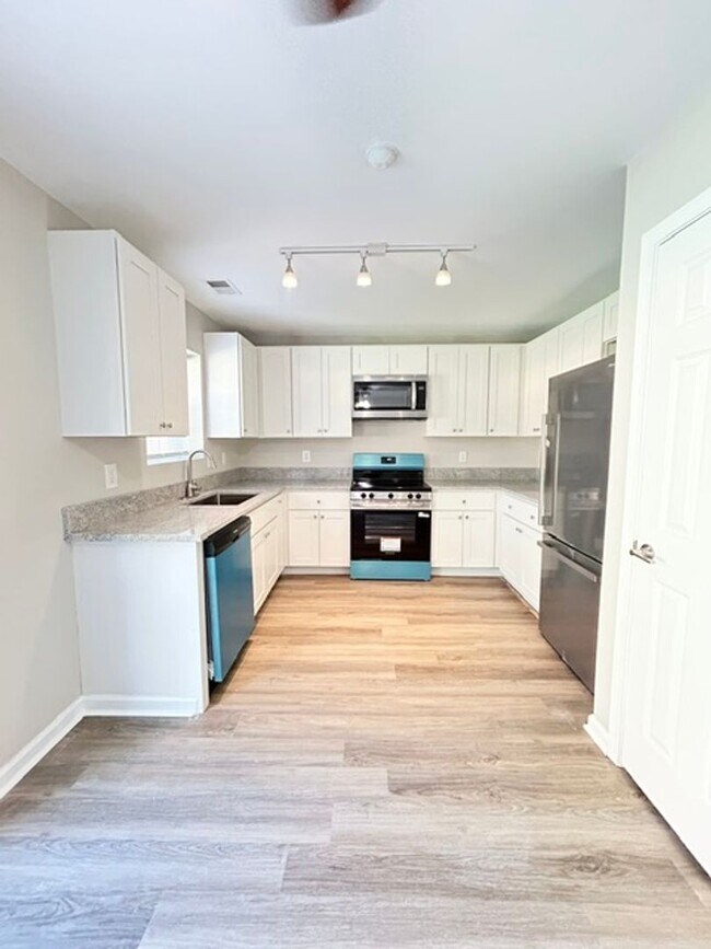 Building Photo - UPDATED 4 BEDROOM HOME IN LEXINGTON'S SPRING KNOLL