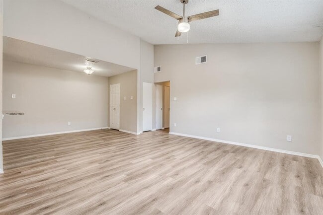 Building Photo - 1428 Lakecrest Dr