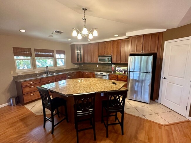 Building Photo - Spacious Home Close to Beaches, Shopping and More in South Maui!