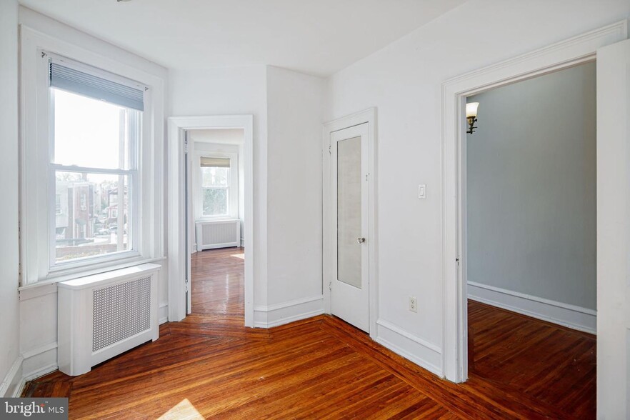 16_MID_ROOM_2 - 6212 Webster St