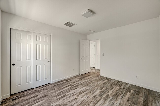 Building Photo - Exquisite Townhome - Life of luxury