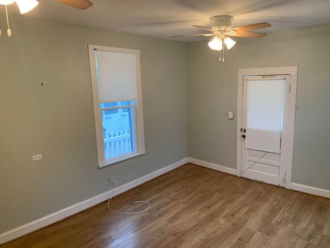 Building Photo - 1 bedroom Historic Cottage half Block from Canal